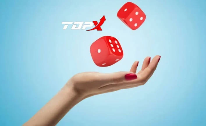 Mão com unhas vermelhas lançando dois dados vermelhos sobre fundo azul claro, com a marca TopX